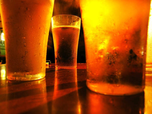 3 szklanki z zimnym piwem