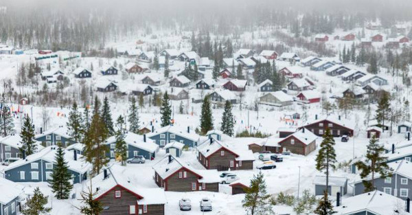 Niewielka zaśnieżona miejscowość w Kanadzie
